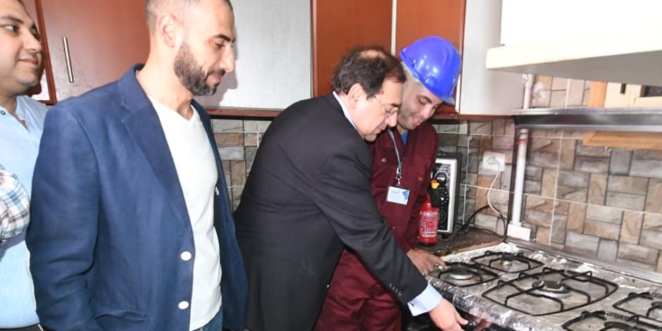وزير البترول يشعل شرارة أول موقد بالغاز الطبيعي في 20 مدينة بمحافظة الجيزة (صور)