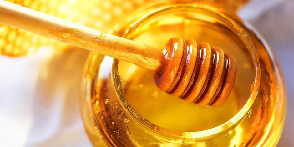 يكافح الشيخوخة ويرطب البشرة ويعالج التورم والالتهاب.. هذه أبرز فوائد العسل
