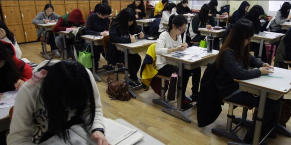 طلاب كوريا يخوضون أصعب امتحان.. قصة تعطيل حركة القطارات والطائرات لعدم إزعاج الطلاب