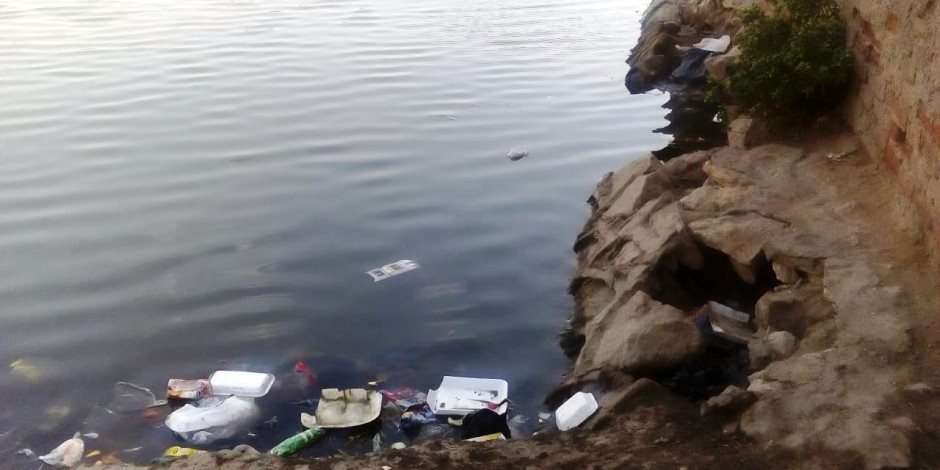 الإهمال يحول "عين الصيرة" إلى مصرف صحي.. هكذا تسبح القمامة في البحيرة الشهيرة (صور) 