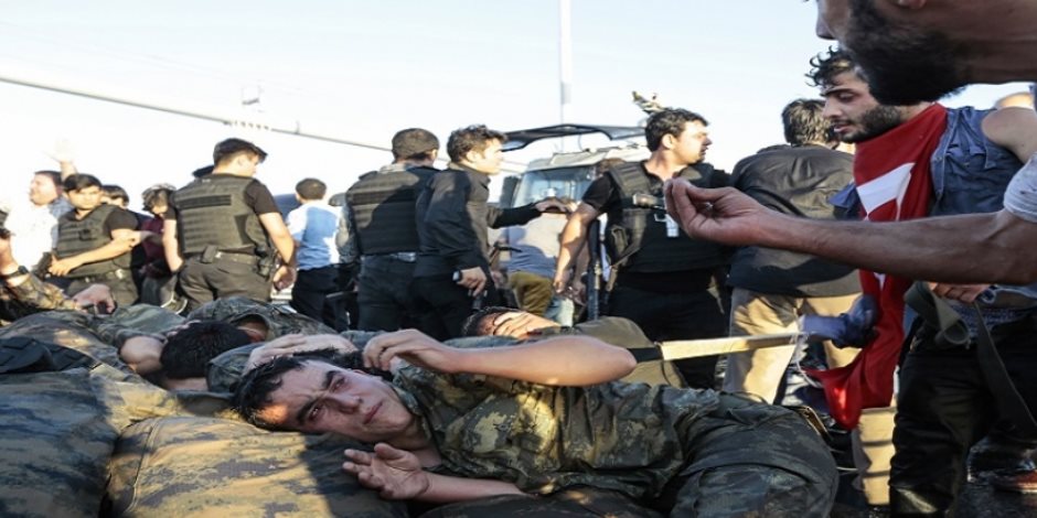 ديكتاتور تركيا يثأر من البدلة العسكرية.. أردوغان يزف جنوده إلى السجون