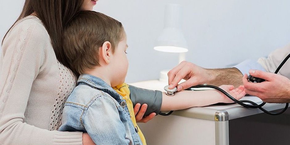 هل يعاني طفلك من ارتفاع ضغط الدم؟.. تعرفي على الأسباب وطرق الوقاية