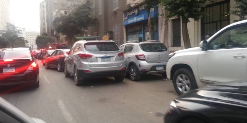 «مرور القاهرة» خارج الخدمة... سيارات «الصف الثاني» تؤرق شوارع وسط البلد (صور)
