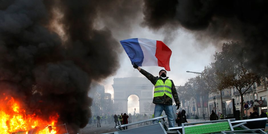 تجدد الاشتباكات العنيفة بين الشرطة الفرنسية و «السترات الصفراء» بباريس (بث مباشر) 