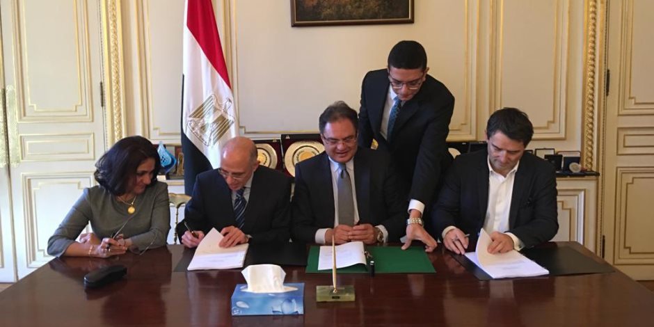 سفير مصر لدى باريس يشهد التوقيع على عقد الاستشاري «المبرمج» لمشروع إنشاء «دار مصر»