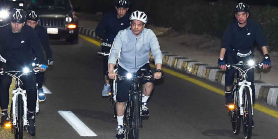الرئيس السيسي يجرى جولة تفقدية في شرم الشيخ بالدراجة (صور)