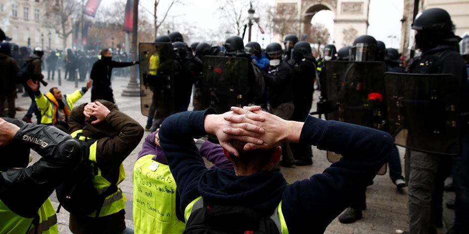 فيسبوك يشعل احتجاجات فرنسا.. حركة «السترات الصفراء» تتسلح بمواقع التواصل