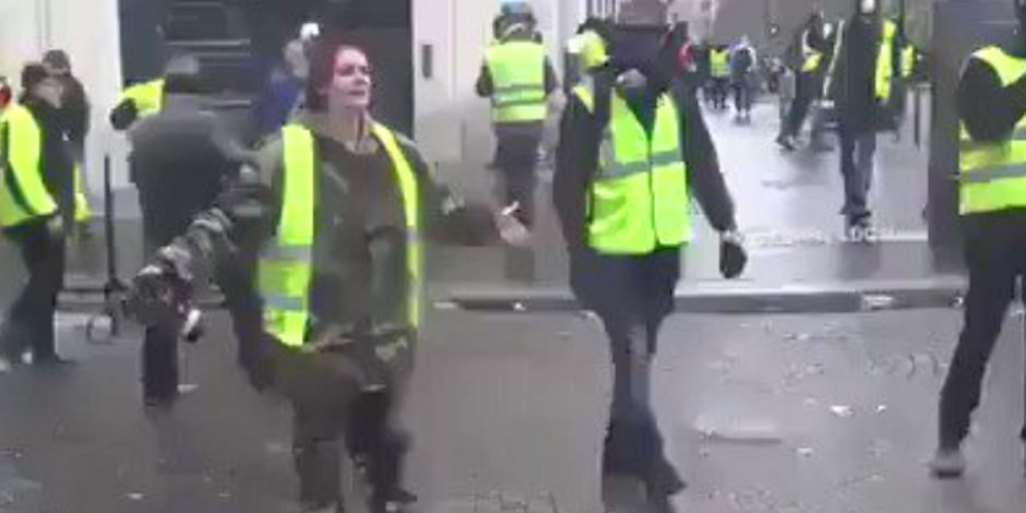 شرطية فرنسية لـ«السترات الصفراء»: «لا تخربوا باريس مثلما خرب العرب أوطانهم!» (فيديو)