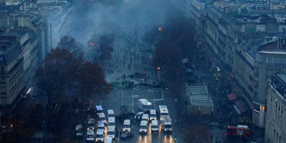 احتجاجات «السترات الصفراء» تدخل أسبوعها الرابع.. الأمن الفرنسي يستعين بقنابل الغاز