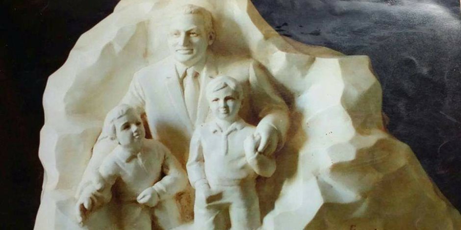 فنان يكشف سر تمثال مبارك وعائلته لأول مرة.. يزن 10 كيلوجرمات