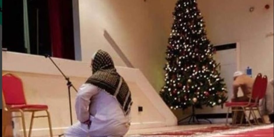 بما لا يخالف شرع الله.. مسجد يستقبل العام الجديد بشجرة الكريسماس (صور)