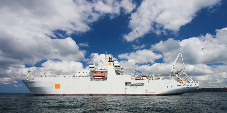 لإنزال كابل بحري بطول 3000 كيلو متر..سفينة «رينيه ديكارت» التابعة لـ «Orange Marine» تعبر قناة السويس 