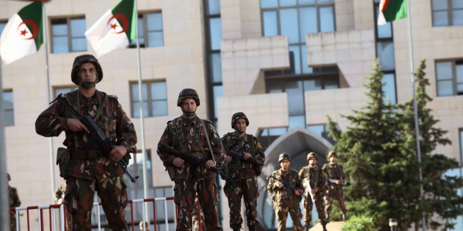 الجيش الجزائري يعلن بدء اجراءات إعفاء الرئيس بوتفليقة من منصبه 