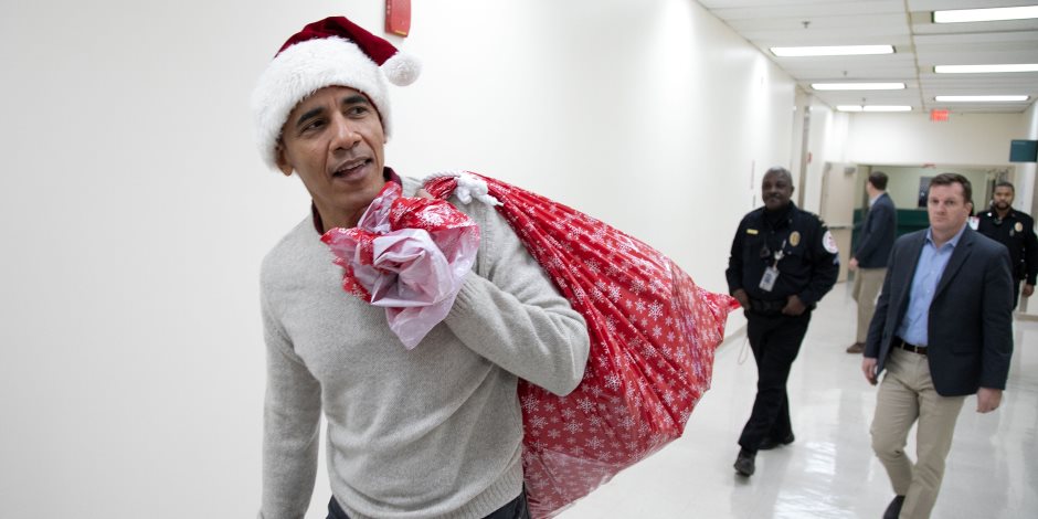 أوباما في زي «بابا نويل» بإحدى المستشفيات الخيرية للأطفال في أمريكا (فيديو)