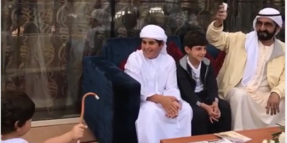  خلال رقصه بالعصى.. هكذا تفاعل الشيخ محمد بن راشد مع حفيده "فيديو" 