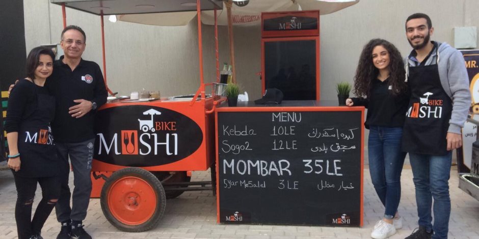 «شيرين» تجمع أسرتها بـ«Mushi Bike» في شارع 306 لبيع الكبدة والسجق والممبار (صور) 