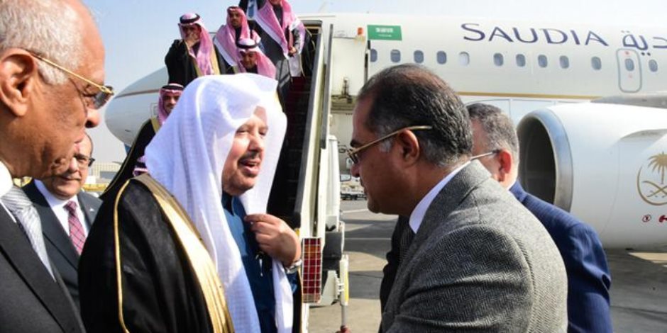 10 صور ترصد استقبال عبد العال لرئيس «الشورى السعودي» في مطار القاهرة
