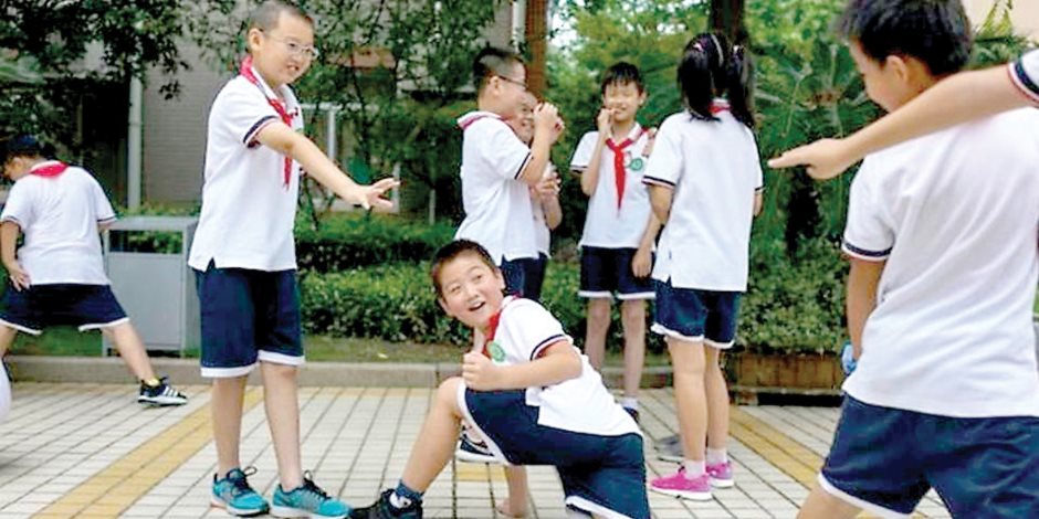 الصين تتغلب على ظاهرة «النط من فوق السور».. زي ذكي لمراقبة التلاميذ أثناء تواجدهم بالمدرسة 
