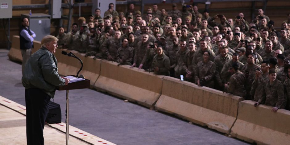هوية جنود "سيلز" أبرزها.. 3 أزمات أثارها ترامب بزيارته للقوات الأمريكية في العراق 