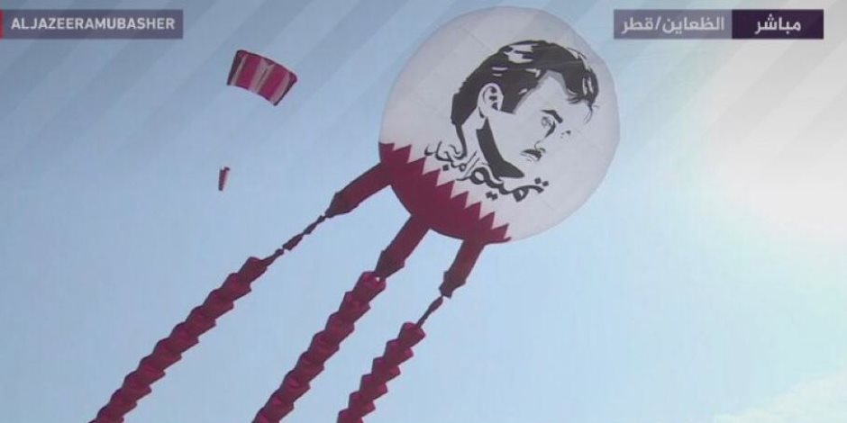 اضحك مع «الحمدين»: قطر تطلق طائرة ورقية عليها صورة «الغشيم» للعام الثاني على التوالي