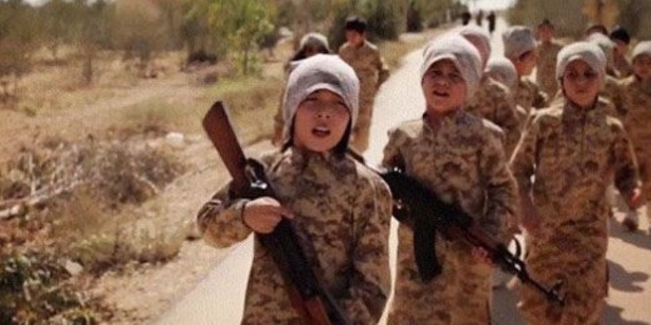 مصير أطفال داعش بعد فقدان آبائهم .. مخابرات الدول تتصارع عليهم وبوتين يحاول إعادتهم