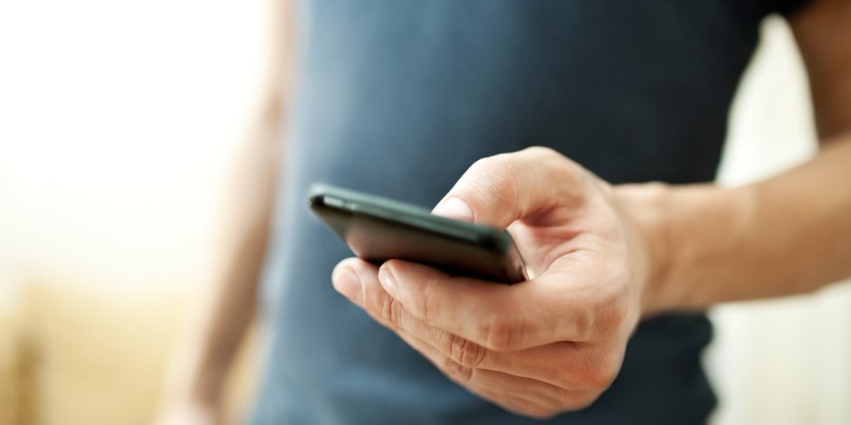 دراسة بريطانية تنفي ارتباط ضعف الصحة العقلية بإستخدام الهواتف الذكية