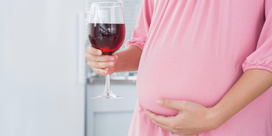 إذا كنتي حامل.. تعرفي لماذا لا يمكنك تناول الخمور؟