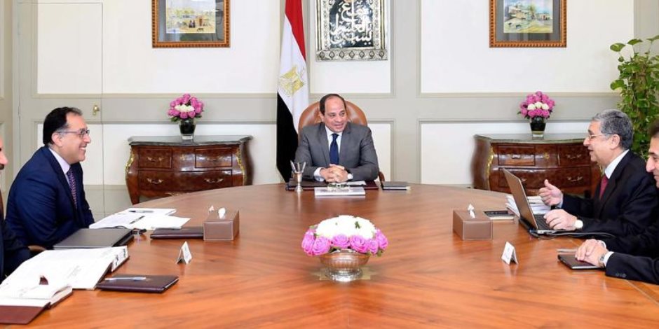 الرئيس السيسي يجتمع مع رئيس الوزراء ووزير الكهرباء