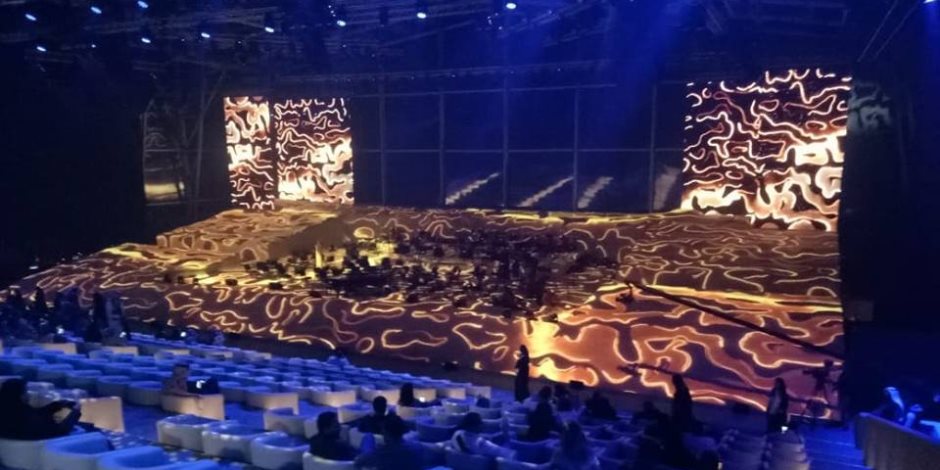 بالصور.. مسرح "المرايا" بالسعودية يستعد لانطلاق حفلة الموسيقار "عمر خيرت"