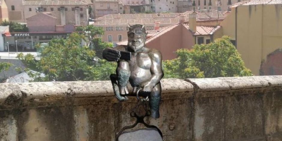"بسبب وجهه الحسن ومرحه".. تمثال للشيطان يغضب سكان مدينة إسبانية