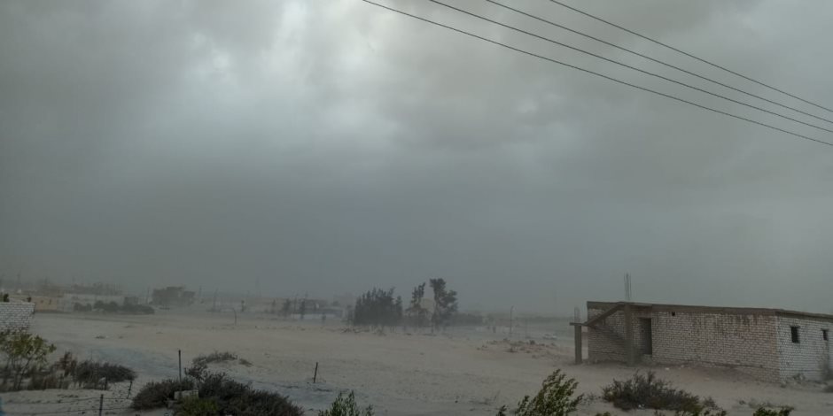 عواصف ترابية تضرب شمال سيناء والأسواق والشوارع تخلو من المارة (صور)