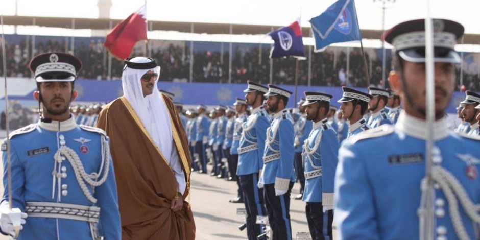 حفل تخريج «الشرطة القطرية» يفضح حقيقة الدوحة: حمد نهبها.. وتميم باعها (فيديو)