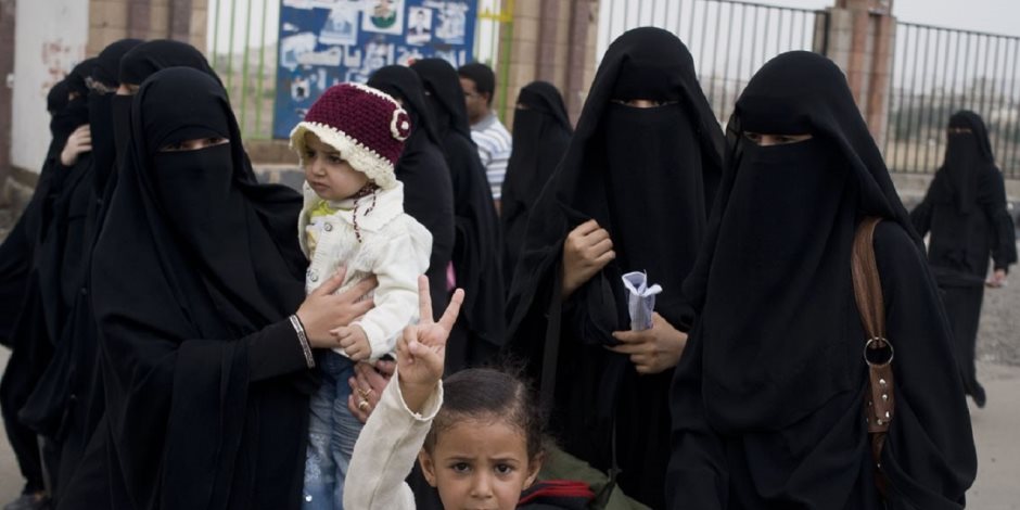 المليشيات تقتحم المنازل.. 120 سيدة في سجون الحوثي