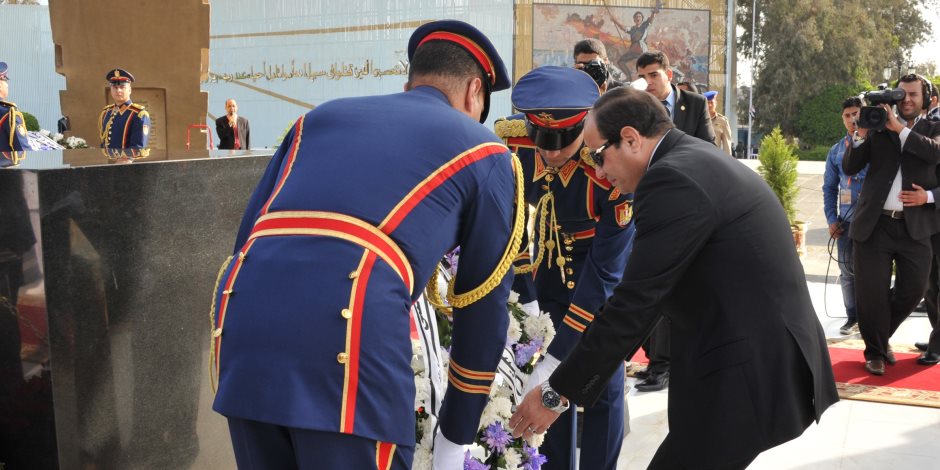 الرئيس السيسى يضع إكليلا من الزهور على النصب التذكارى بأكاديمية الشرطة