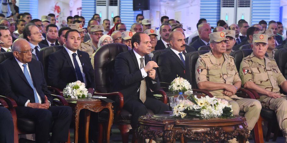 السيسى يلتقط صورة مع أعضاء المجلس الأعلى للشرطة بحضور وزير الداخلية
