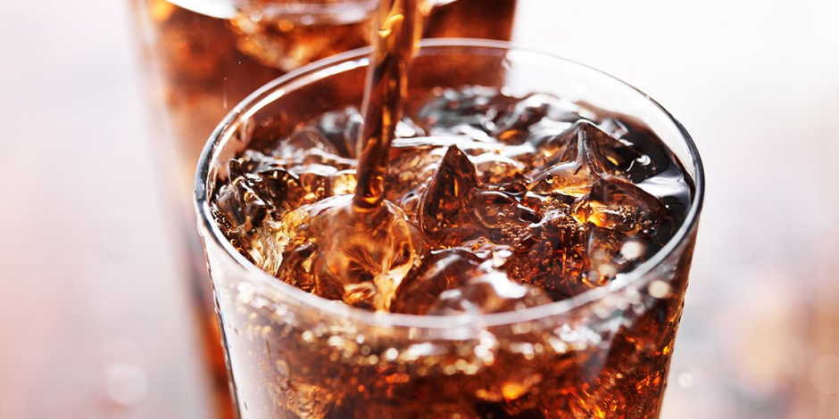 ماذا يحدث لجسمك عند تناول المشروبات الباردة الغنية بالسكر يوميًا؟