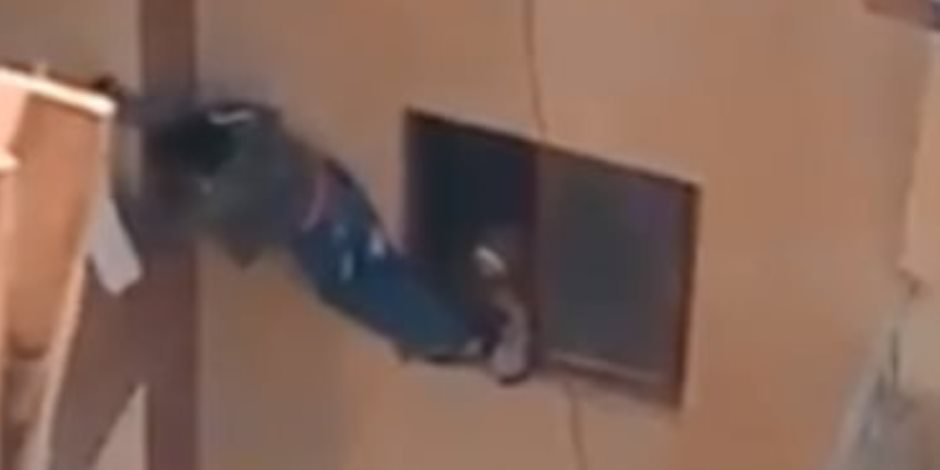 فيديو مرعب وغضب عارم.. أم "بلا رحمة" تحاول قذف ابنها من الشباك فيديو مرعب وغضب عارم.. أم "بلا رحمة" تحاول قذف ابنها من الشباك