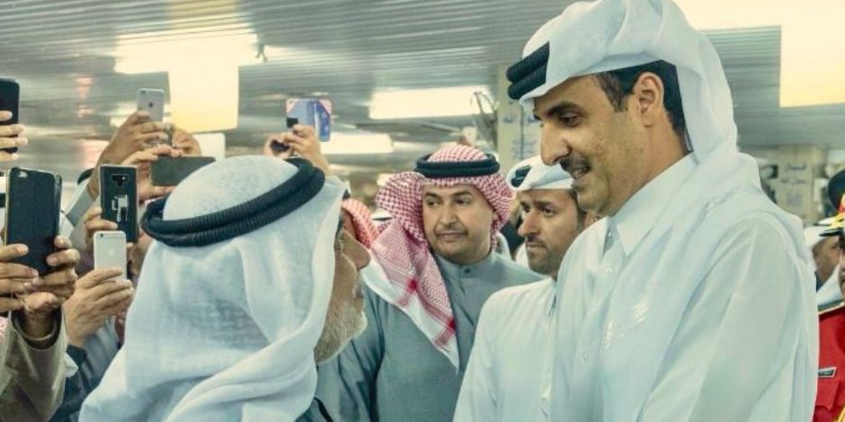 يستغل الموتى.. رحلة «تميم» إلى الكويت لجمع توقيعات تي شيرت «العنابي» (فيديو)