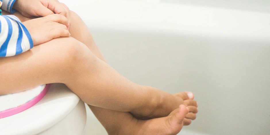 طرق علاج الإمساك عند الرضع.. تدليك بطن طفلك أبرزها