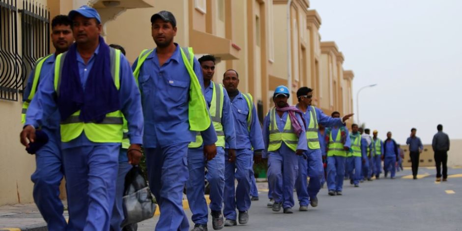 أوضاع مأساوية للغاية.. المركز الأوروبي يرصد معاناة العمال الأجانب في قطر