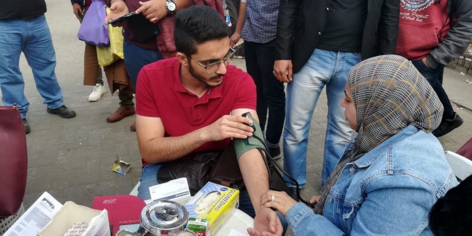 تزاحم العشرات للتبرع بالدم فى الهلال الأحمر لضحايا حادث محطة مصر (صور)