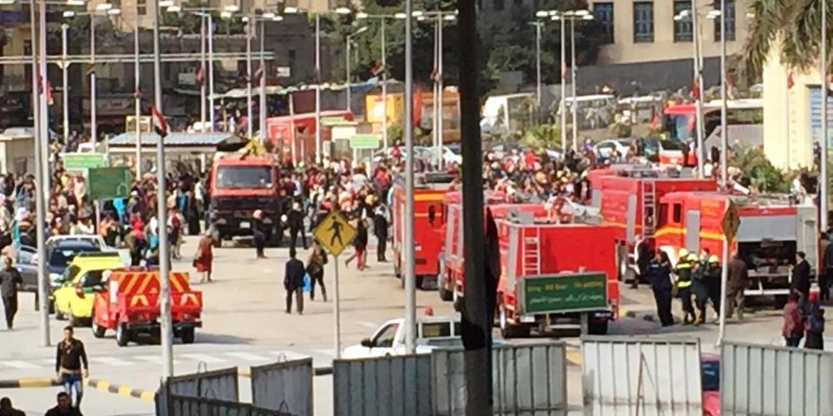 الدفع بـ 10 سيارات إطفاء ﻹخماد حريق قطار داخل محطة رمسيس
