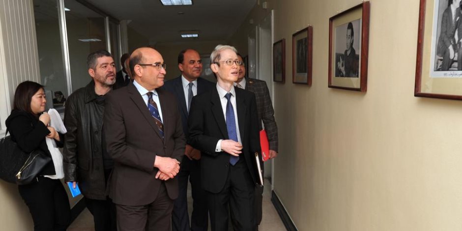 سفير اليابان يتلقط صورة تذكارية مع «عبدالناصر» و«السادات»!