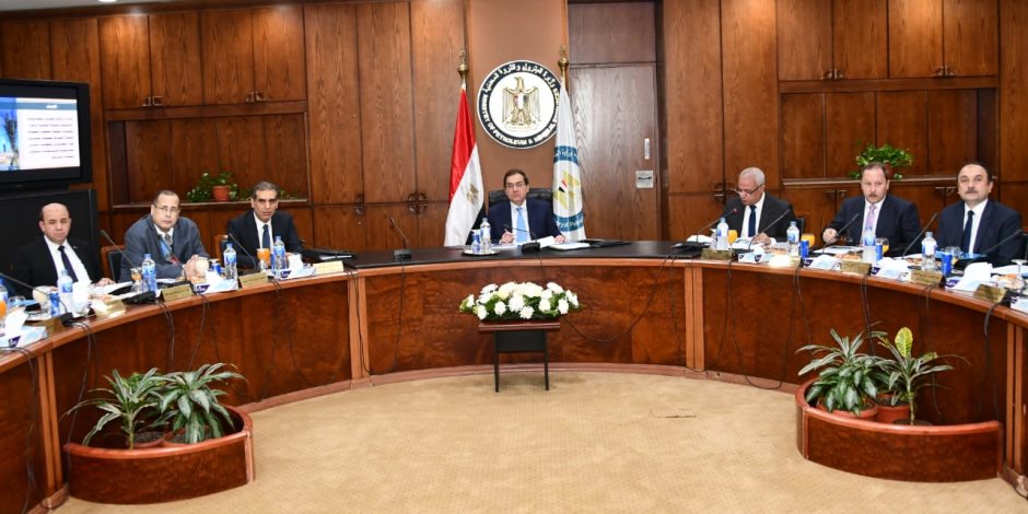 خطوات نحو تحويل مصر لمركز إقليمي للطاقة.. مشروعات خطوط الأنابيب أبرزها