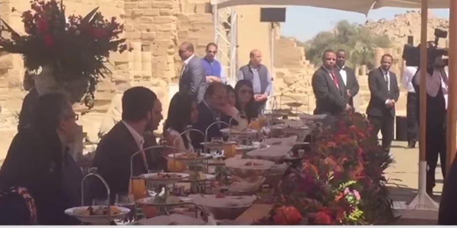 الرئيس السيسي يتناول الإفطار مع شباب عرب وأفارقة في معبد فيلة (فيديو)