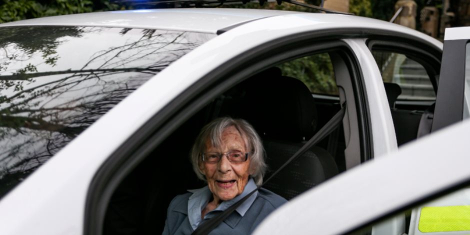 «حلم القضبان».. سيدة 104 أعوام تنجح في تحقيق حلمها بدخول السجن (صور)