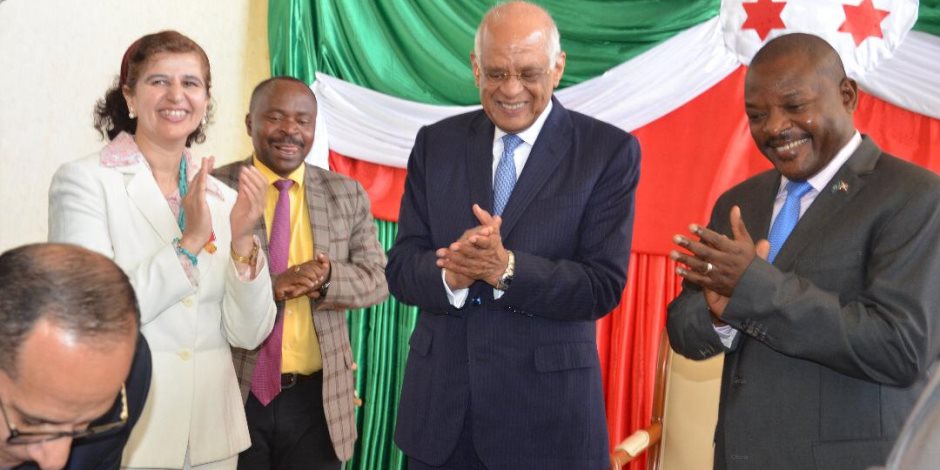 الساحرة المستديرة تسيطر على السياسة.. حكايات كرة القدم بين «عبدالعال» ورئيس بوروندي