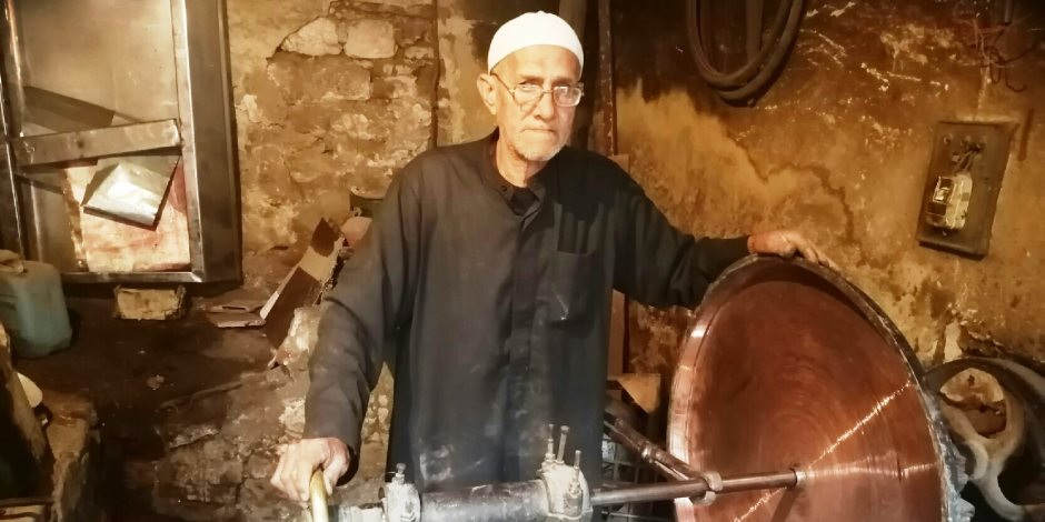 قصة صاحب أقدم ورشة لتصنيع وتلميع النحاس في بني سويف