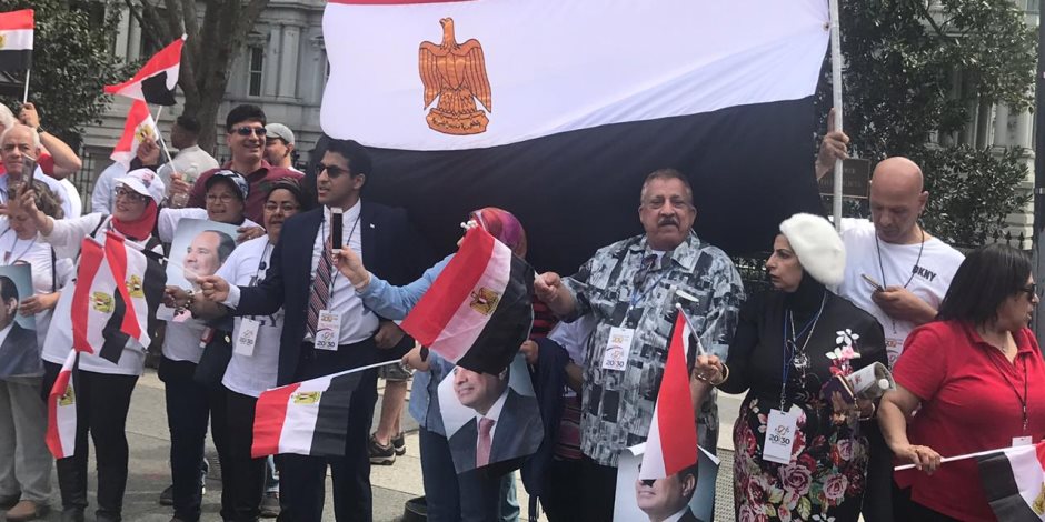 الجالية المصرية تحتشد امام مقر إقامة الرئيس فى واشنطن