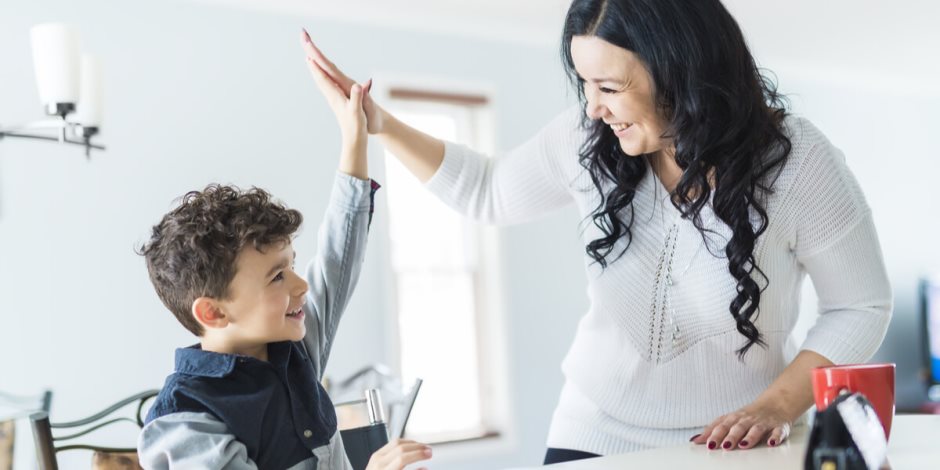 4 خطوات لإسعاد طفلك.. وتجعله أكثر ثقة في نفسه